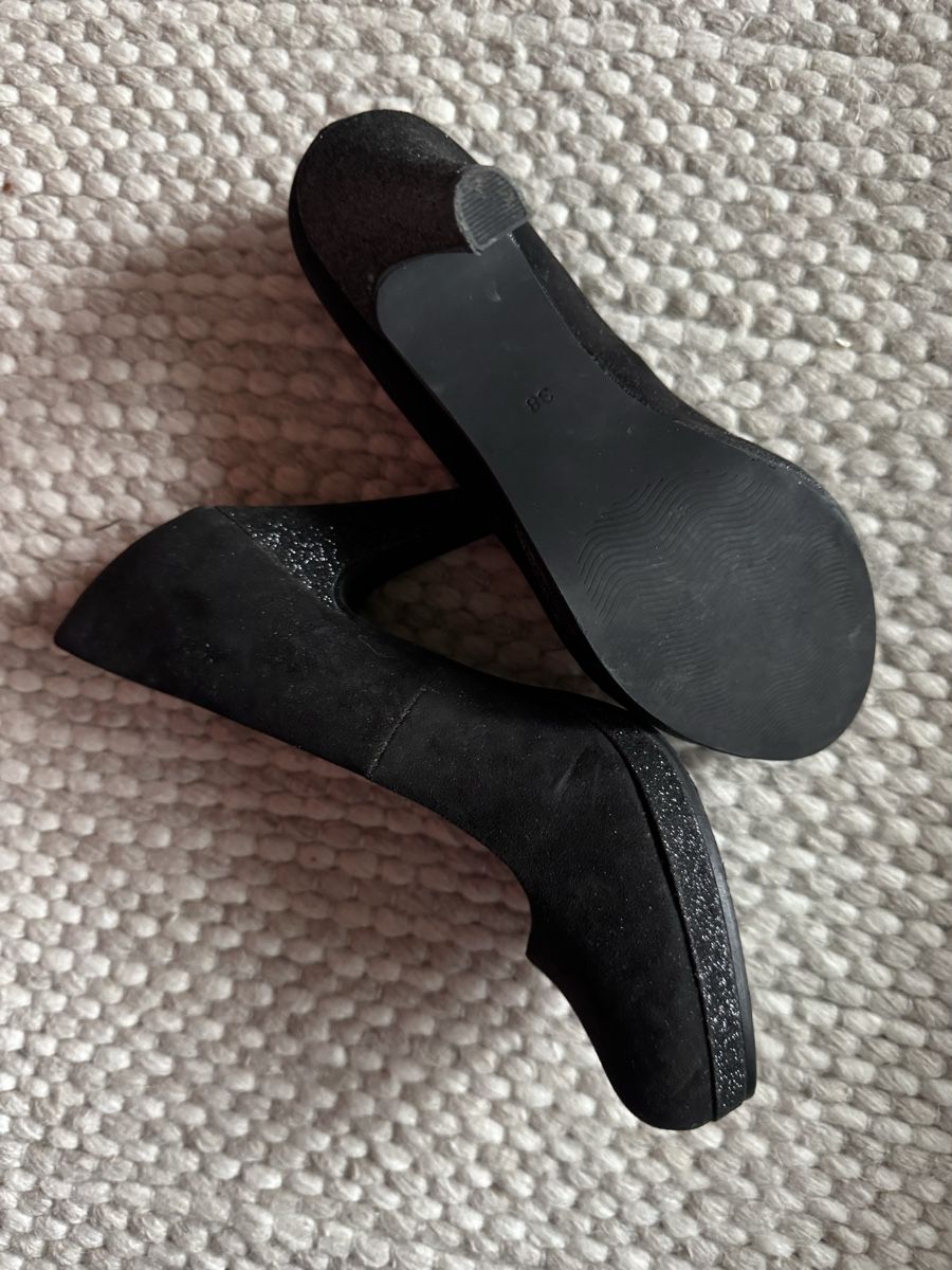 Scarpe da donna: Schwarze Pumps mit Glitzerabsatz Grösse 38 gebraucht – Usato da Langenthal venduto da lffcb 1