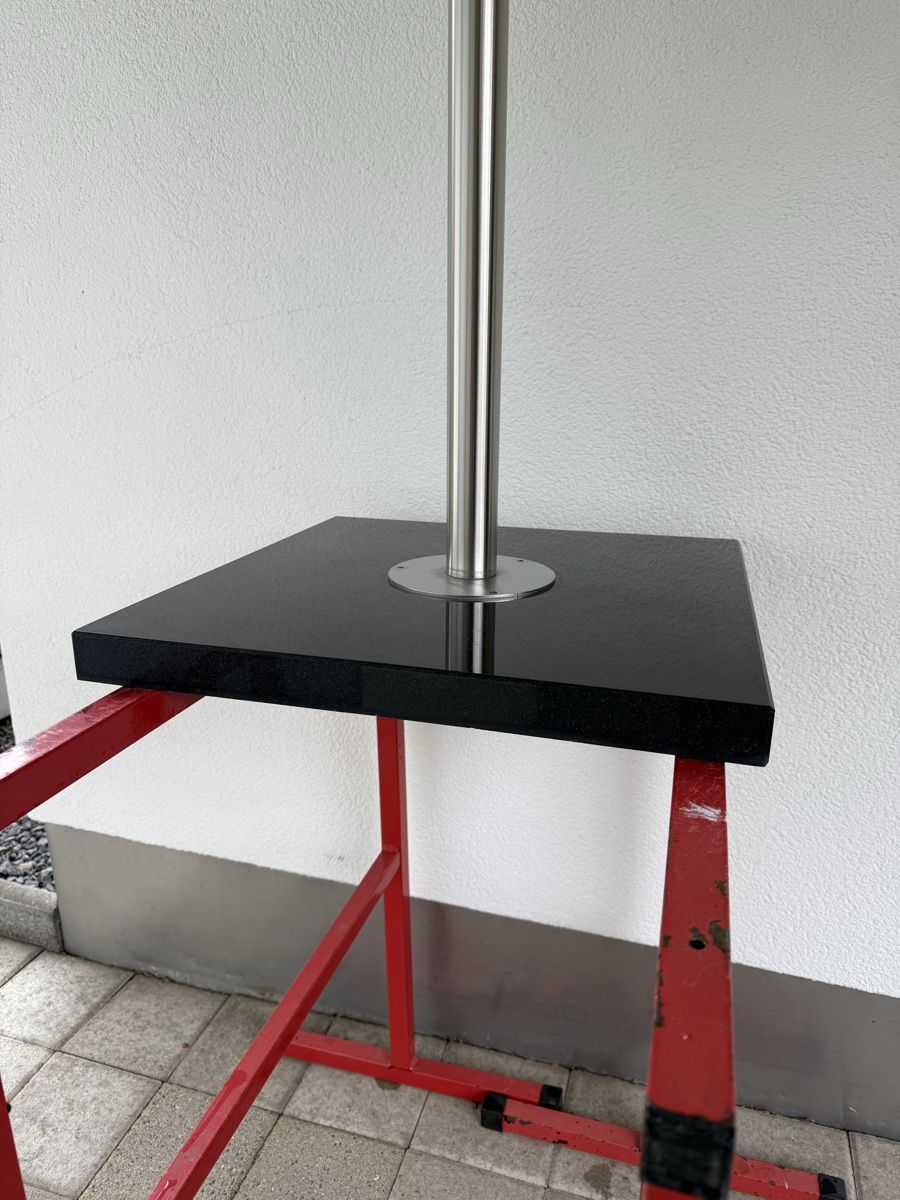 Altro in Decorazioni & Accessori: Granitsockel mit Stahlrohr – Usato da Oberägeri venduto da billig1000 1