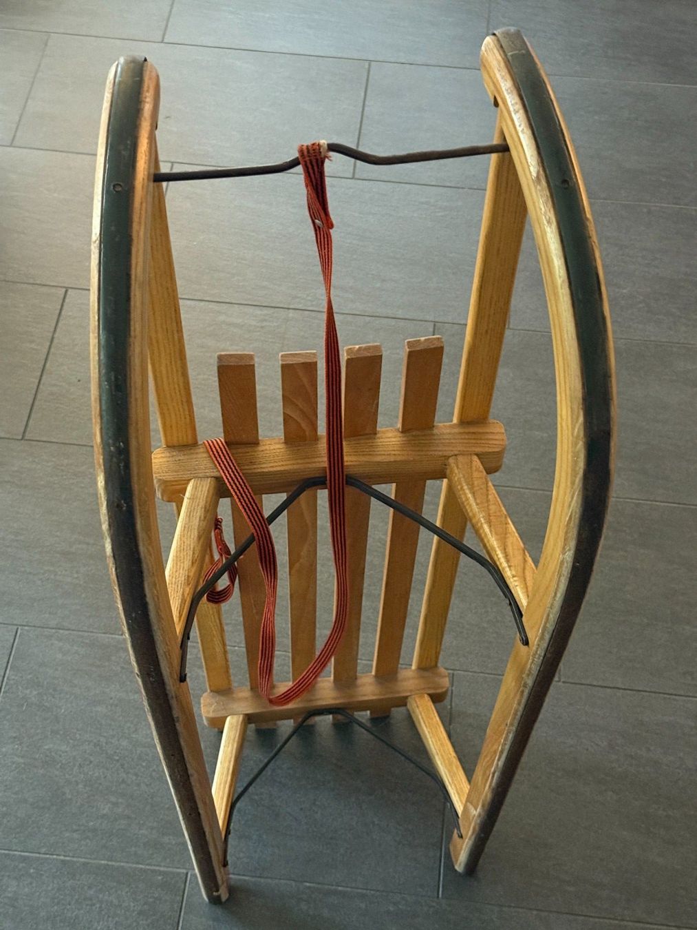 Slitta: Stabiler Holzschlitten in klassischem Design – Usato da Fällanden venduto da CapShop 1