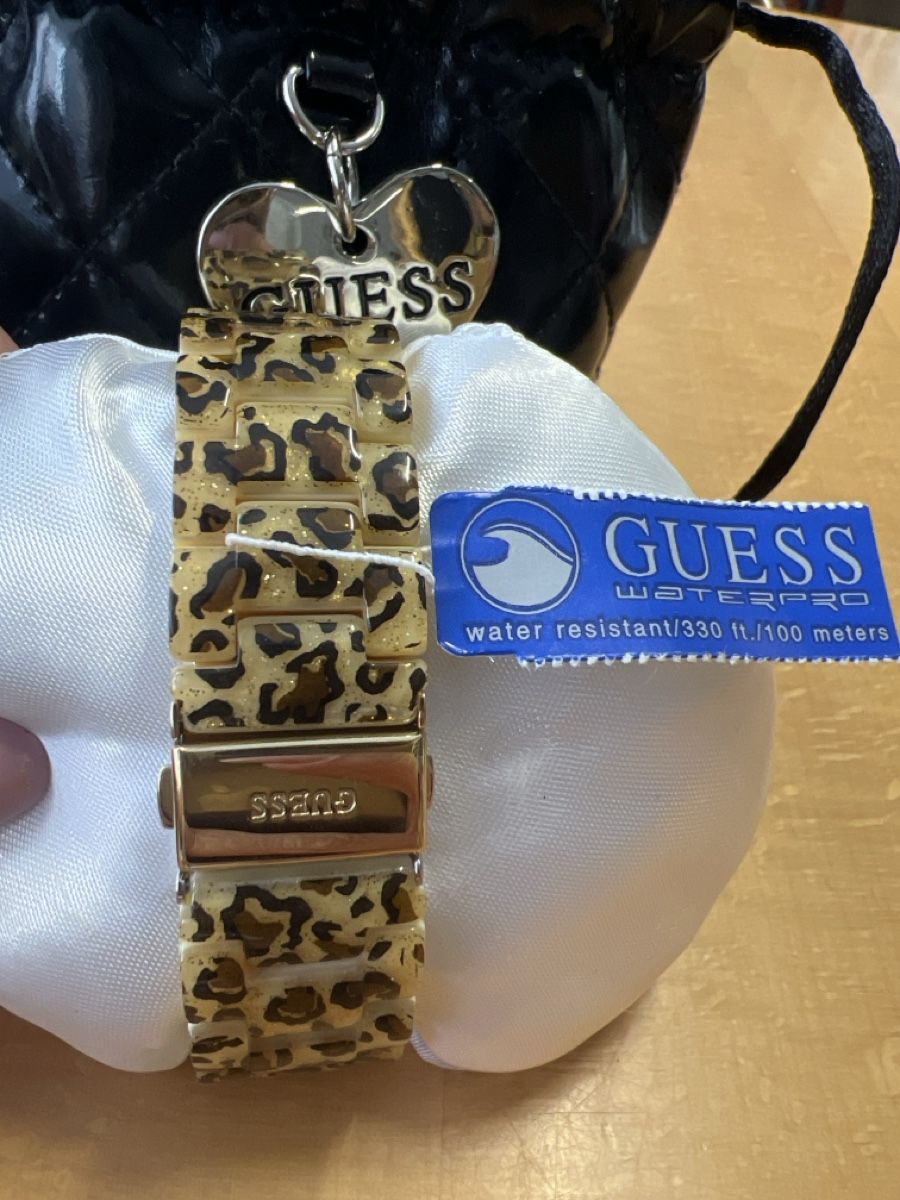 Guess Orologi: Guess Damenuhr Leopard mit Etui neu – Nuovo e nell'imballaggio originale da Rorschach venduto da TrendyDeals 2