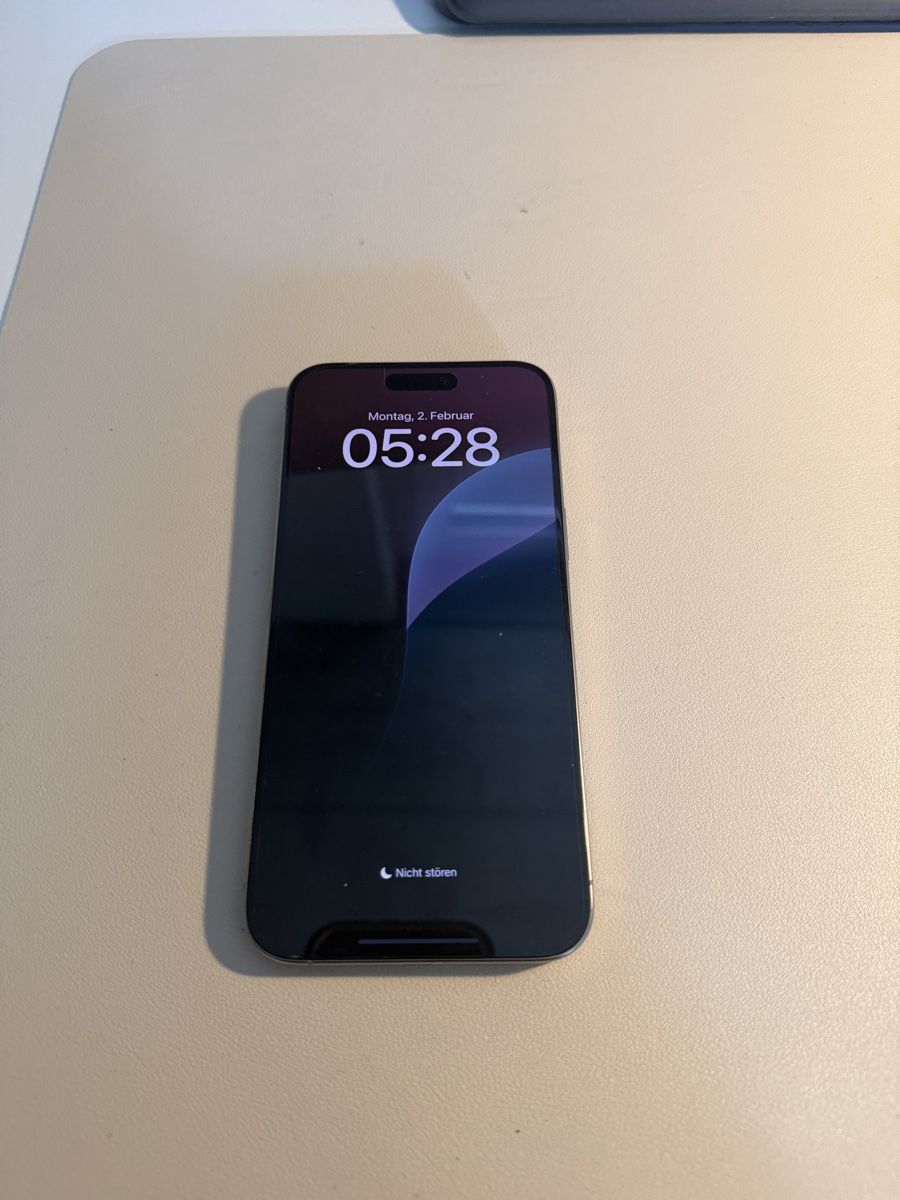 Apple Telefoni cellulari / Smartphones: iPhone 15 Pro Max - mit 5 Handyhüllen – Usato da Niederuzwil venduto da Lisascloset 1