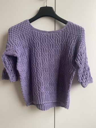 Pull lilas tricoté main, idéal pour le printemps! Taille XS