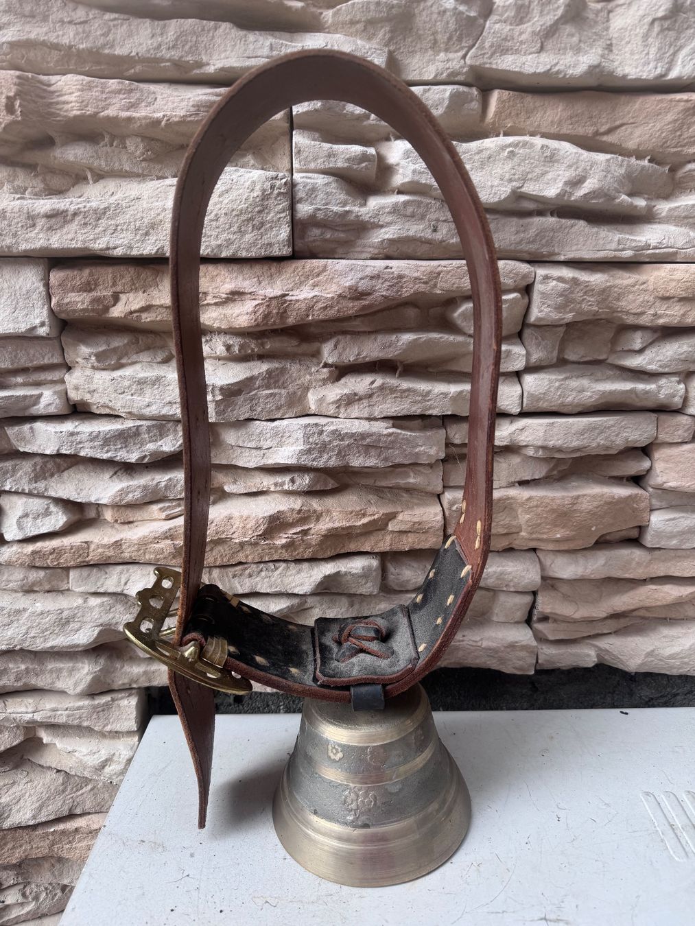 Immense traîneau vintage antique vache cheval cloches bronze riche patine - Canada
