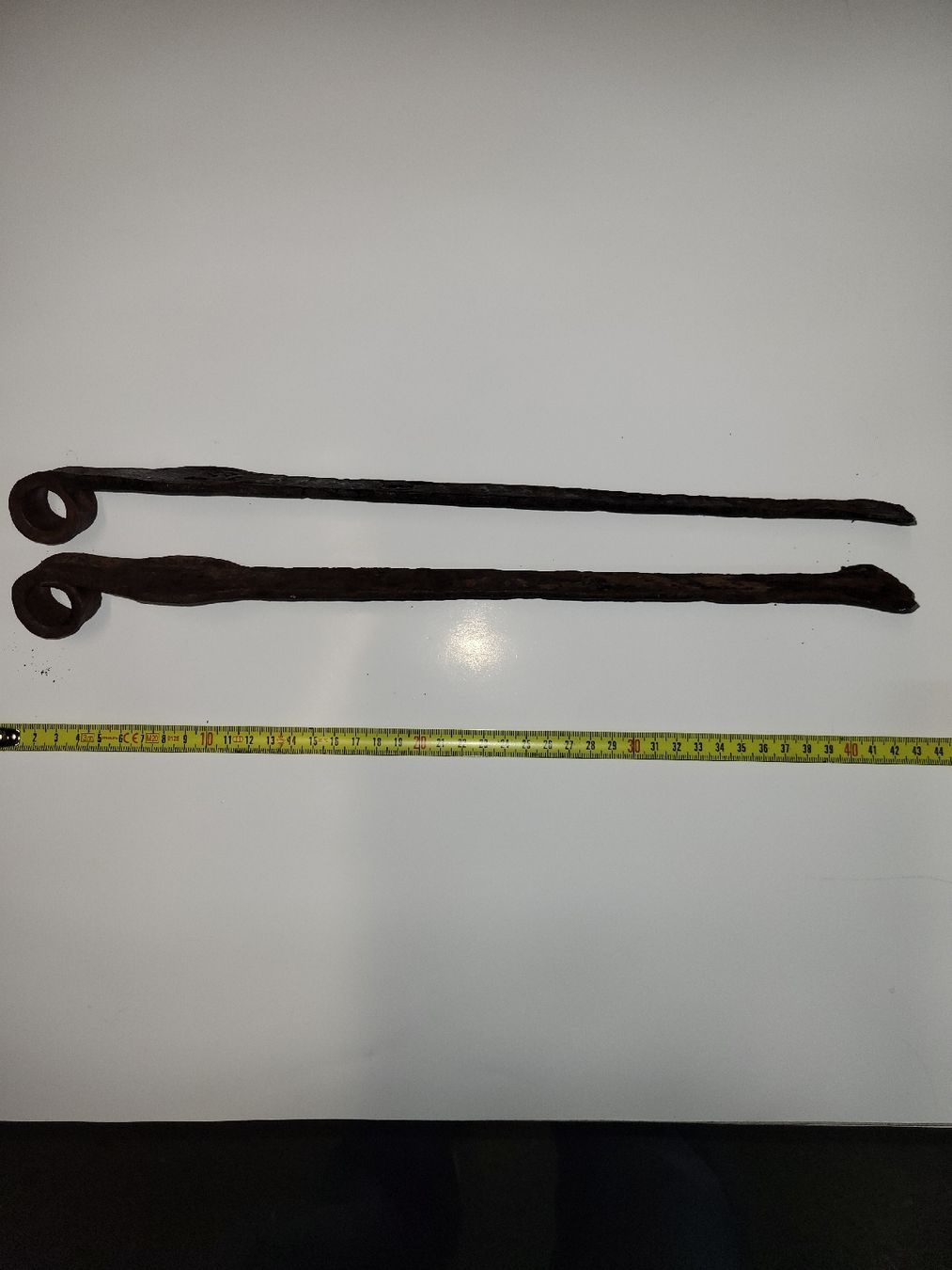 Ferramenta: Alte schmiedeiserne Fensterladenbänder, ca. 39 cm lang – Usato da Flims Dorf venduto da Snowhite74 2