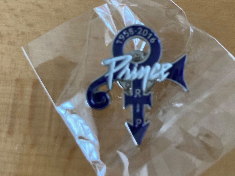 Prince Pin Anstecker Punk Metal Rock Band (Neu (gemäss Beschreibung ...