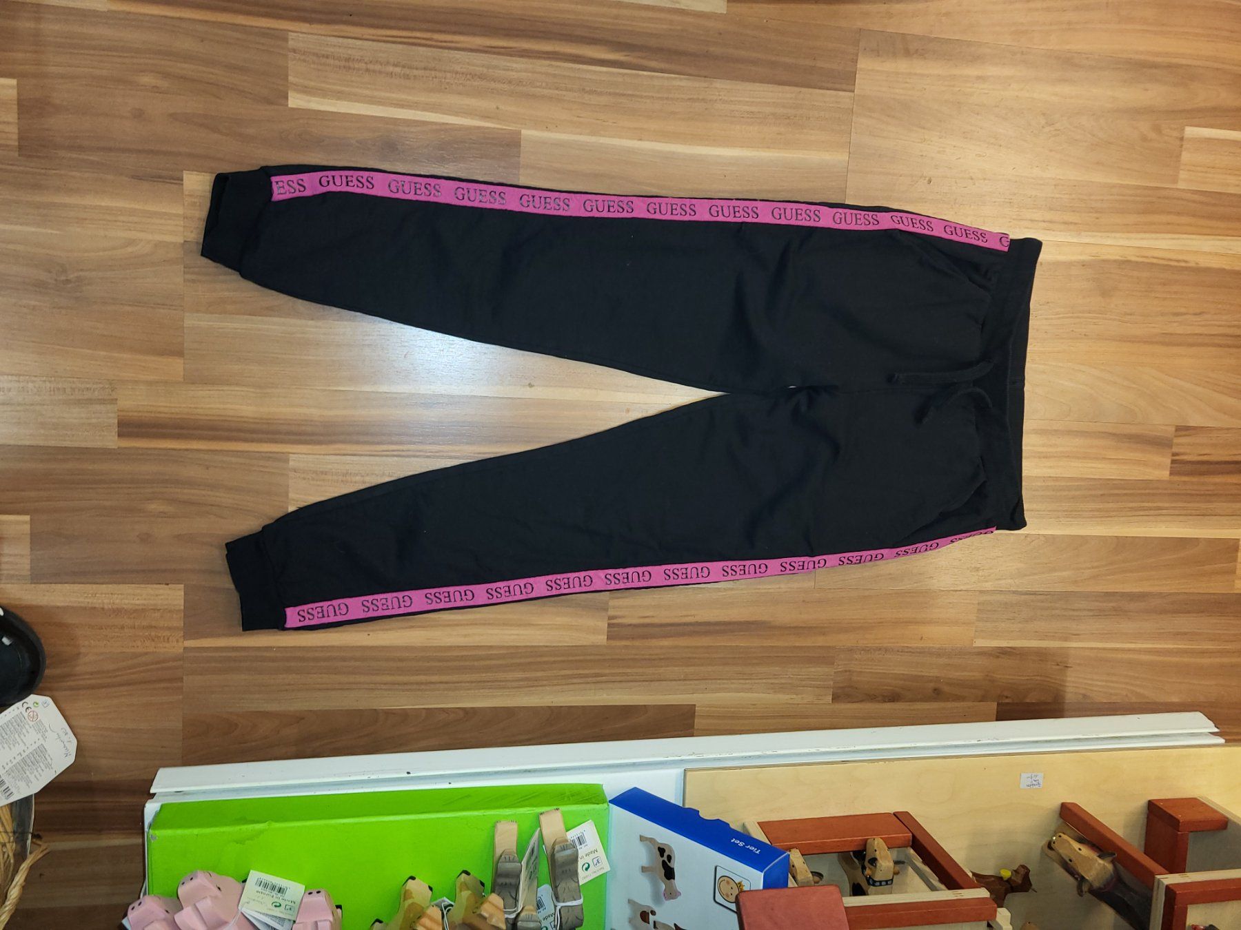 Pantaloni: Trainerhose Guess gr 140 B19 – Usato da Schwarzenburg venduto da Flamingo07