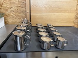 15 Chromstahl Milch/Teekännli, 5 x. 0,9 L & 10 x 0,3 Liter
