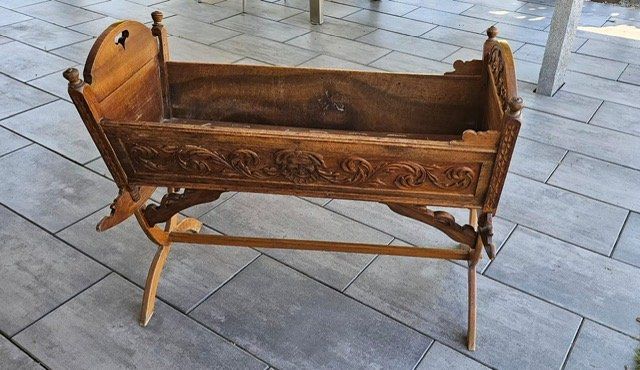 Xilografie: Antike Kinderwiege mit Holz Schnitzereien – Usato da Waltenschwil venduto da gaby70 3