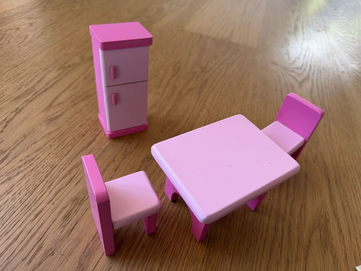 Case e mobili per bambole: Puppenstube Möbel Set Rosa aus Holz – Usato da Lyss venduto da Landleben0 1