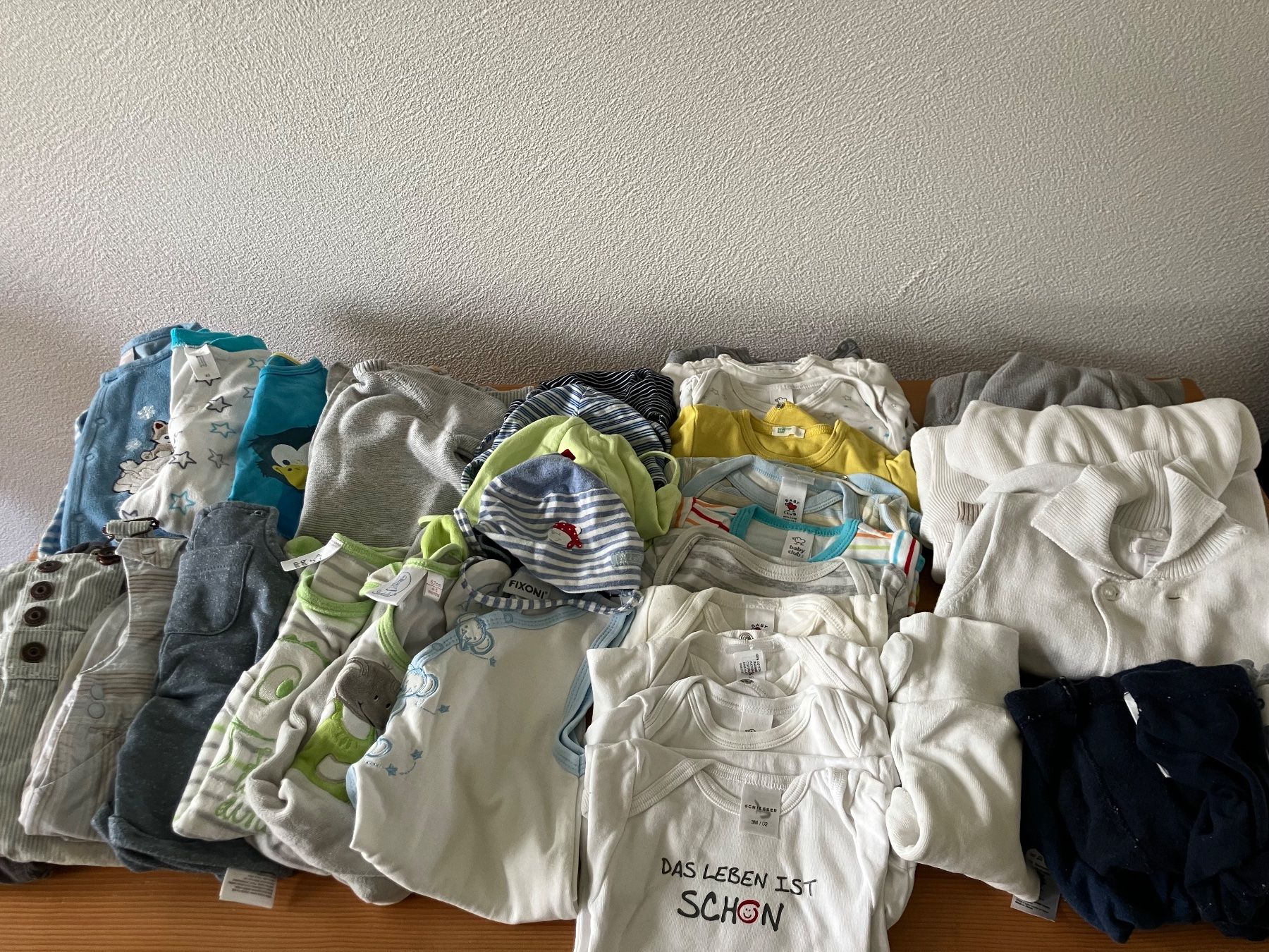 Lotti di vestiti: Kleiderpaket neutral 62 (34-teilig) – Usato da Chur venduto da steffeli04