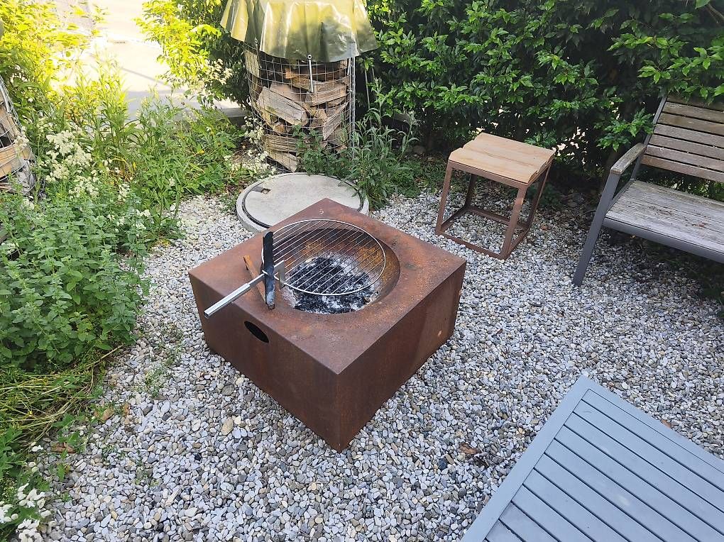 Grils: Grillstelle mit Sitzbank und Hocker – D'occasion à Rebstein par Dom-Grab_83 3