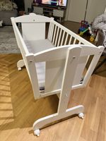 Berceau en bois blanc à roulettes Weiße Holzwiege mit Rädern