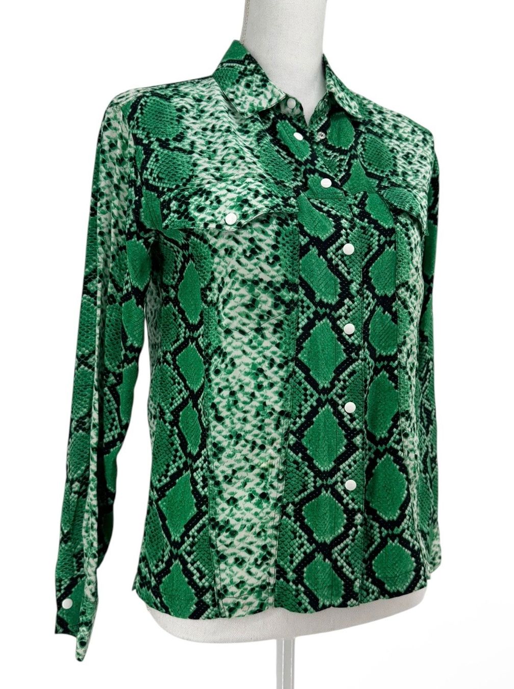 Sandro Camicette: SANDRO Chemise 100% Soie Vert Python Noir/Blanc Pressions T1 – Usato da Lausanne venduto da PlusValue_Lausanne