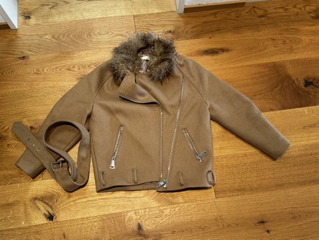 braune Jacke mit faux-fur Kragen