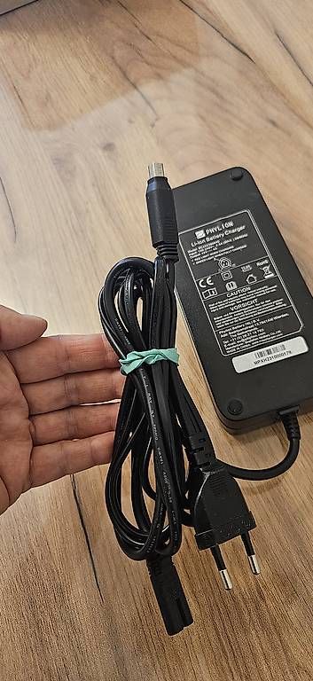 Caricabatterie: Chargeur pour E Bike 3 pôle – Nuovo (secondo la descrizione) da Lausanne venduto da sleepy47