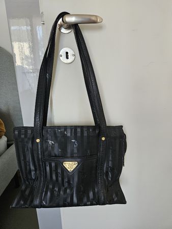 Schwarze Mollerus Tasche mit Logo Prägung
