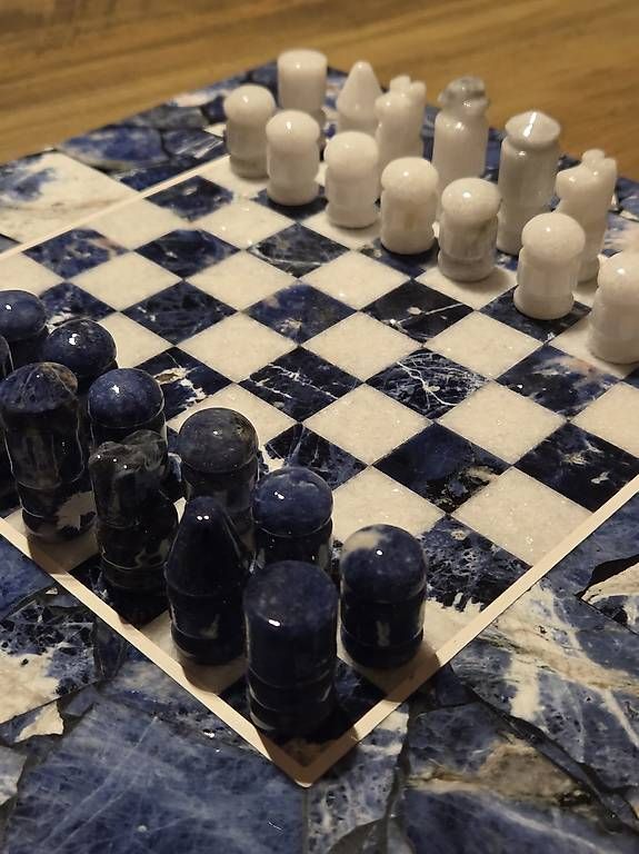 Giochi: Schachbrett aus Stein mit Figuren aus Stein – Usato da Tamins venduto da Pludan 1