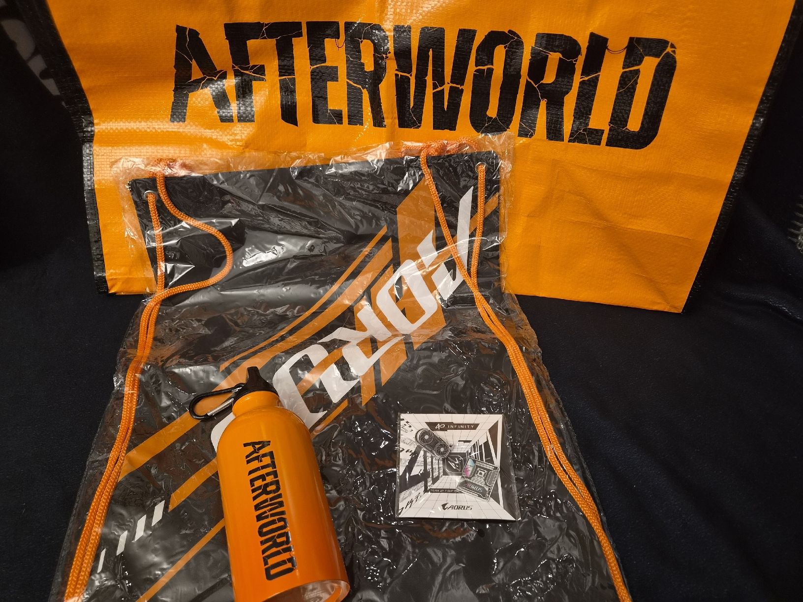 Plaquettes & Badges: Gamescom 2026 Merch Bundle AORUS INFINITY + AFTERWORLD – Neuf avec emballage d'origine à Rorschach par Fresh87
