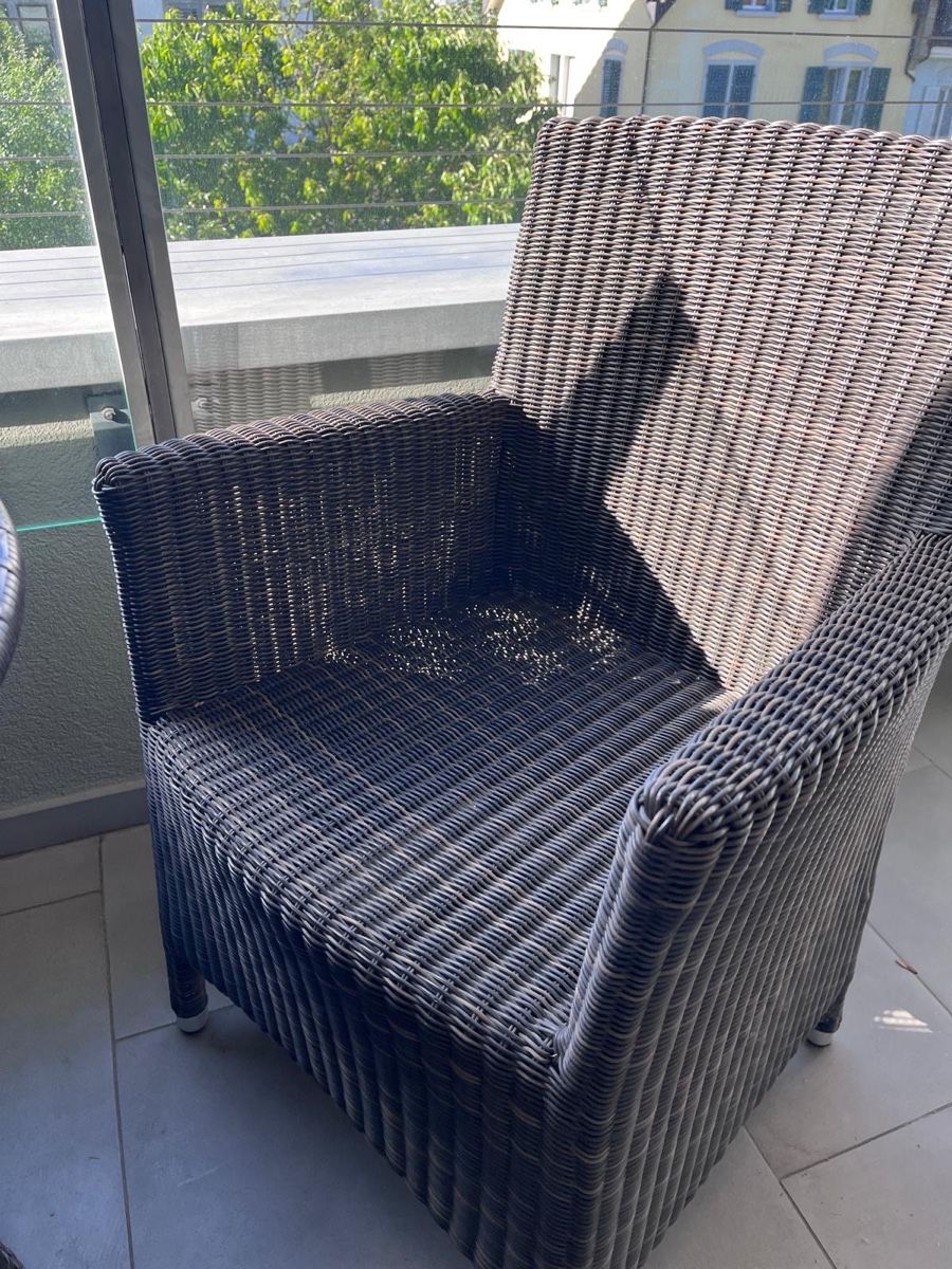 Tavoli: Gartentisch mit 2 Stühlen, Rattansitzgruppe, Balkonmöbel – Usato da Zürich venduto da Pitschi17 1