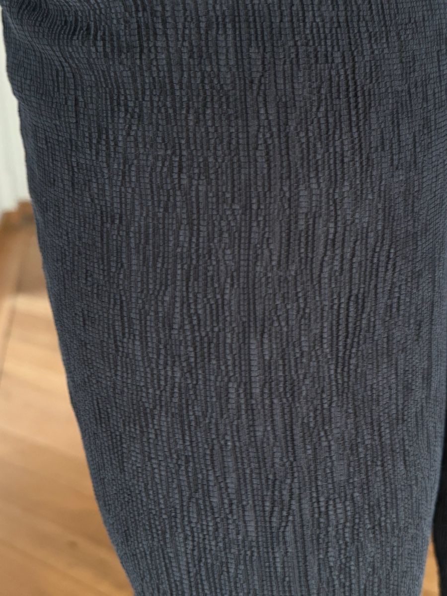 Pantalons: Edited EU36 Black Trousers with texture  – Neuf (Voir description) à Zürich par flo_8x2x 1