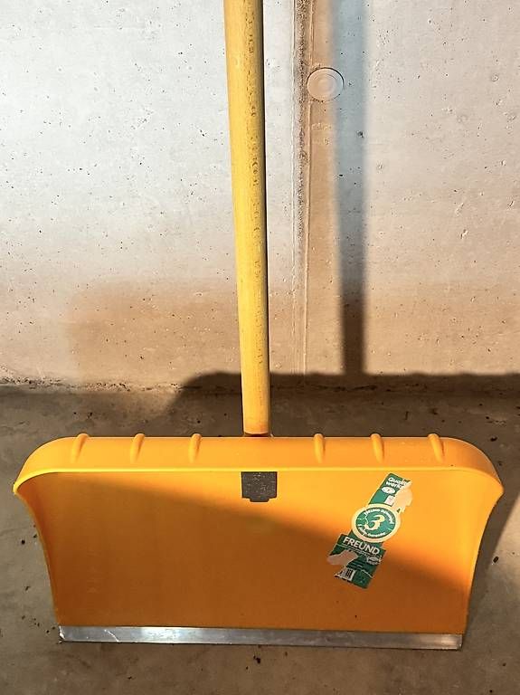 Tutti gli attrezzi: Schneeschaufel Kunststoff 55cm – Usato da Aeschi b. Spiez venduto da im-juli 1