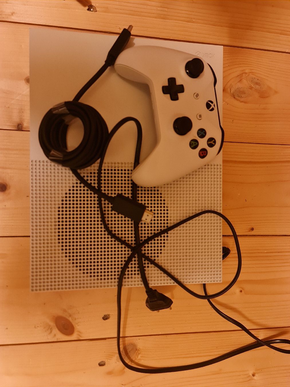 Microsoft Console: Xbox One S Konsole mit Controller und Kabeln weiss – Usato da Attelwil venduto da Frau_Baumann_ 1