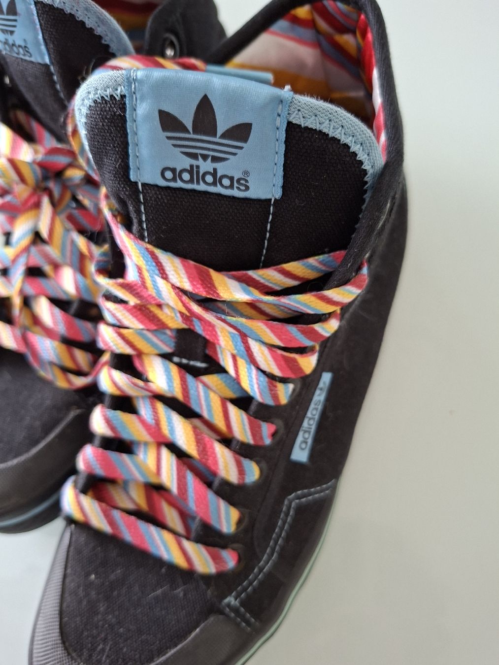 Chaussures femmes: Baskets basses Adidas noires avec lacets multicolores – D'occasion à Renens VD par ser_j2fn 2