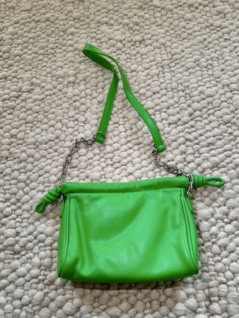 TRENDIGE GRÜNE TASCHE VON BERSHKA