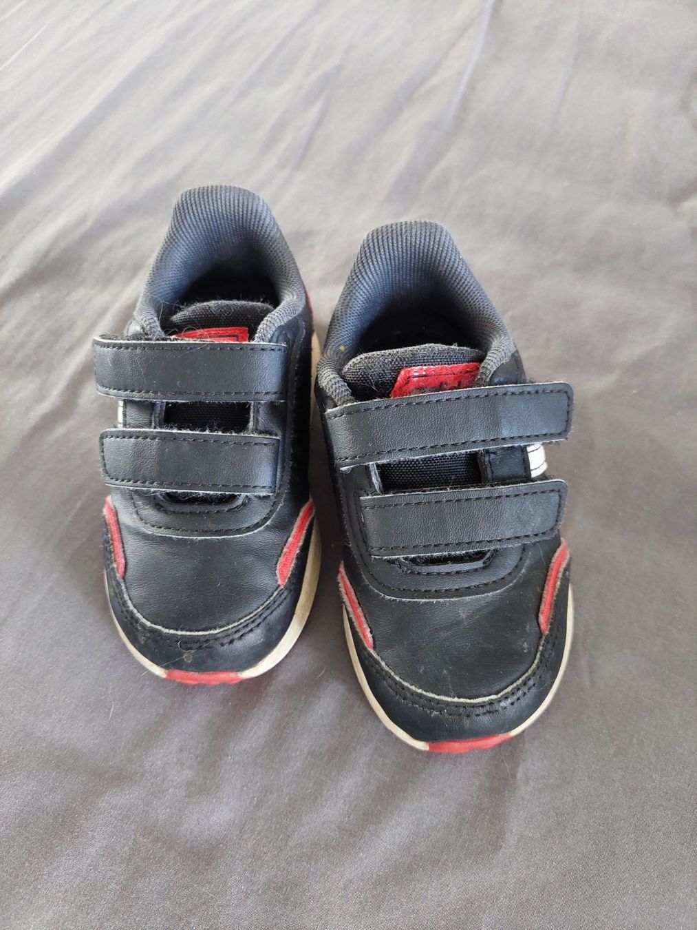 Adidas Scarpe da uomo: SCHWARZE ADIDAS TURNSCHUHE GR. 22 – Usato da Münchenstein venduto da Strupfi
