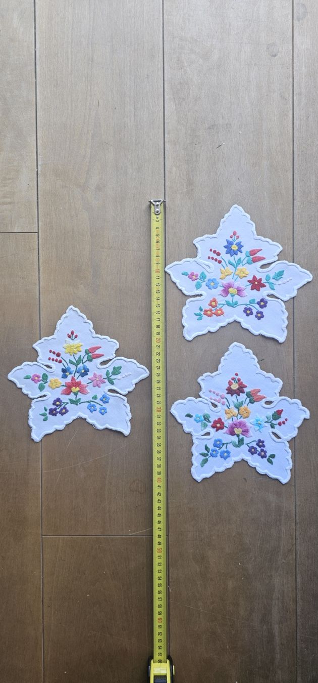 Tutte le decorazioni: 3 gestickte Sterne mit Blumenmuster 20x20cm  – Nuovo (secondo la descrizione) da Saanen venduto da Steierlein