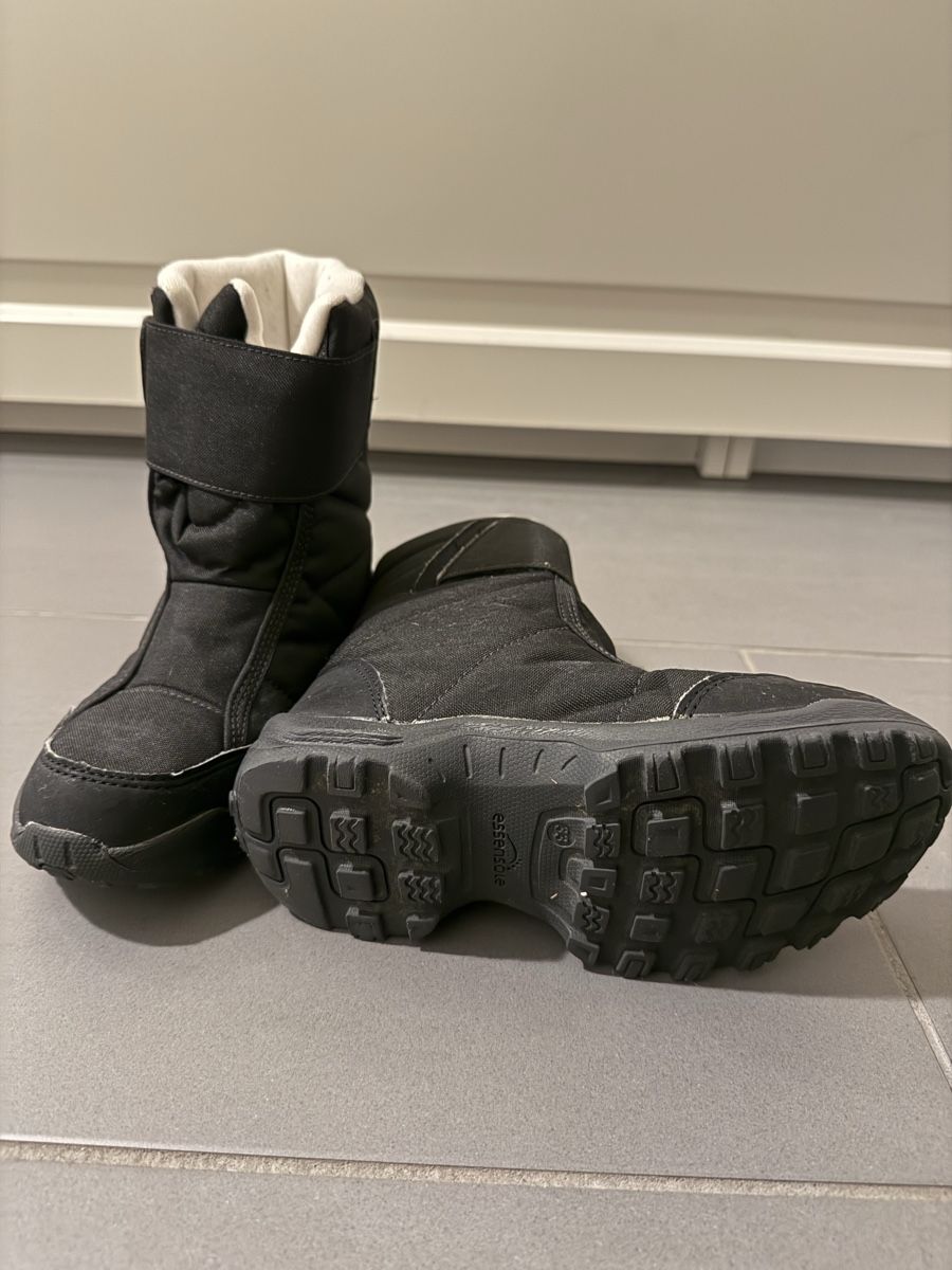 Scarpe per ragazze: Kinder Winterstiefel Essentiel schwarz Grösse 33 gebraucht – Usato da Obfelden venduto da cha_96n8 1