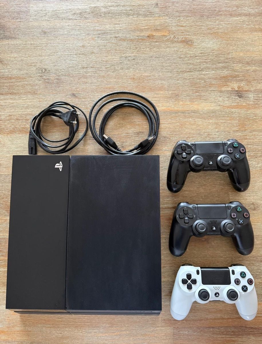 Nintendo Console: PlayStation 4 - 500GB, (2014) Konsole mit 3 Controller, – Usato da Gossau ZH venduto da Verzino