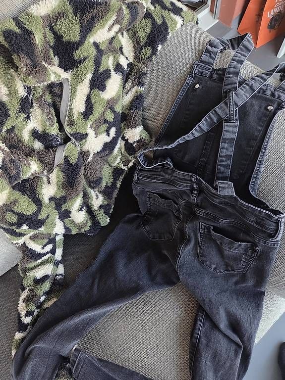Hosen: 2er-Set Gr. S: Latzhose & Teddy-Fleece – Gebraucht aus Winterthur von Janine18 4