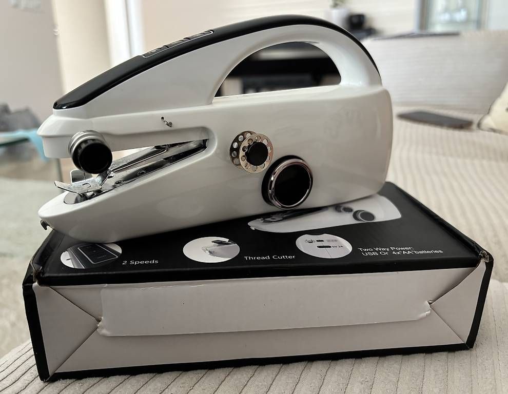 Nähmaschinen: Mini machine à coudre portable  2 vitesses  USB / piles – Neu und originalverpackt aus Brent von BenPerret