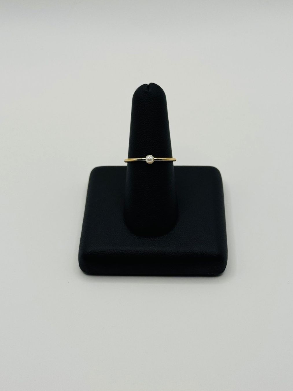 Anelli: Golden farbiger Ring mit kleiner Perle / Grösse: 53 – Nuovo e nell'imballaggio originale da Frutigen venduto da glanzvolles.leben