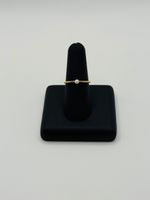 Golden farbiger Ring mit kleiner Perle / Grösse: 53