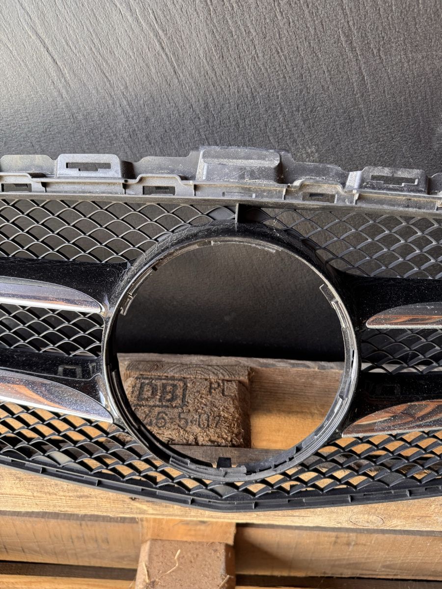 Mercedes-Benz Tutti pezzi di ricambio auto: Mercedes W205 Grill vorne – Usato da Flawil venduto da BmwLoverM3 3