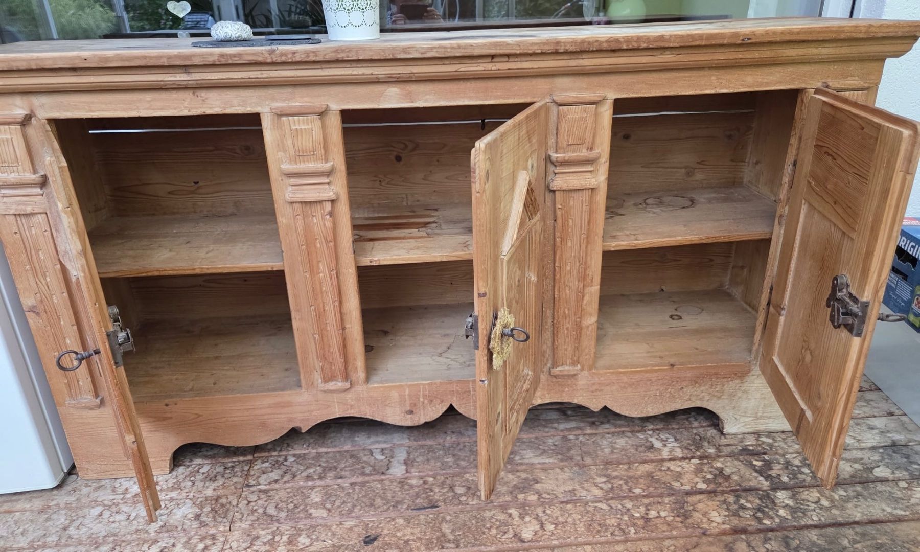 Büffets: Anrichte Holz mit Schnitzereien – Gebraucht aus Orpund von interstar1992 1