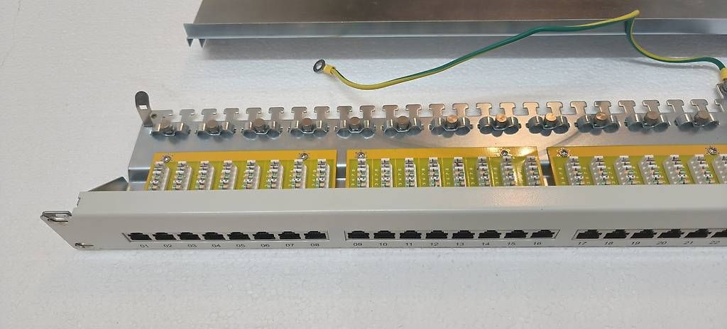 Racks & Supports: 19" Cat.6 Patchpanel 24-Port (1HE) – D'occasion à Moosleerau par Philipp2021