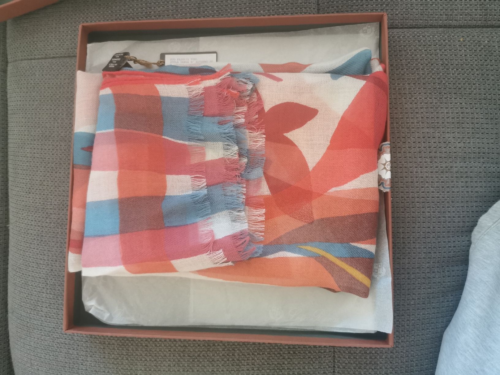 Loro Piana Foulard & Sciarpe: loro piana schal damen – Nuovo e nell'imballaggio originale da Lachen SZ venduto da Claptrap30 1