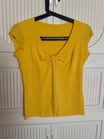 Gelbes T-Shirt mit Schleife, Grösse S, Sommer bereit!