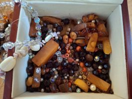 Kistchen mit Schmuckperlen zum Basteln und Selbermachen