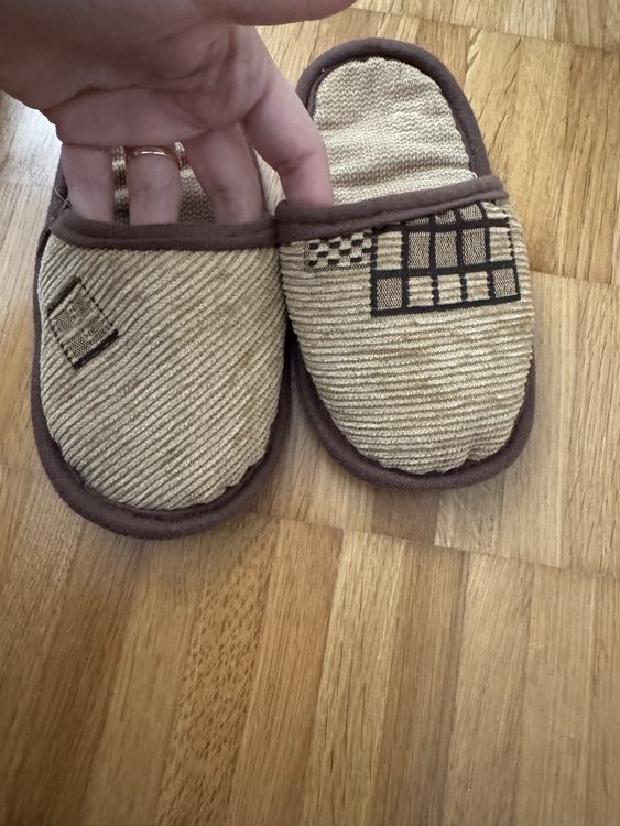 Chaussures garçon: 2 Paar Kinder Hausschuhe Gr. 27 – D'occasion à Jona par Good_luck_ 1