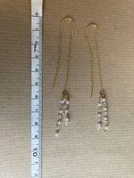 Longues boucles dorées perles d’eau et perles de verre 