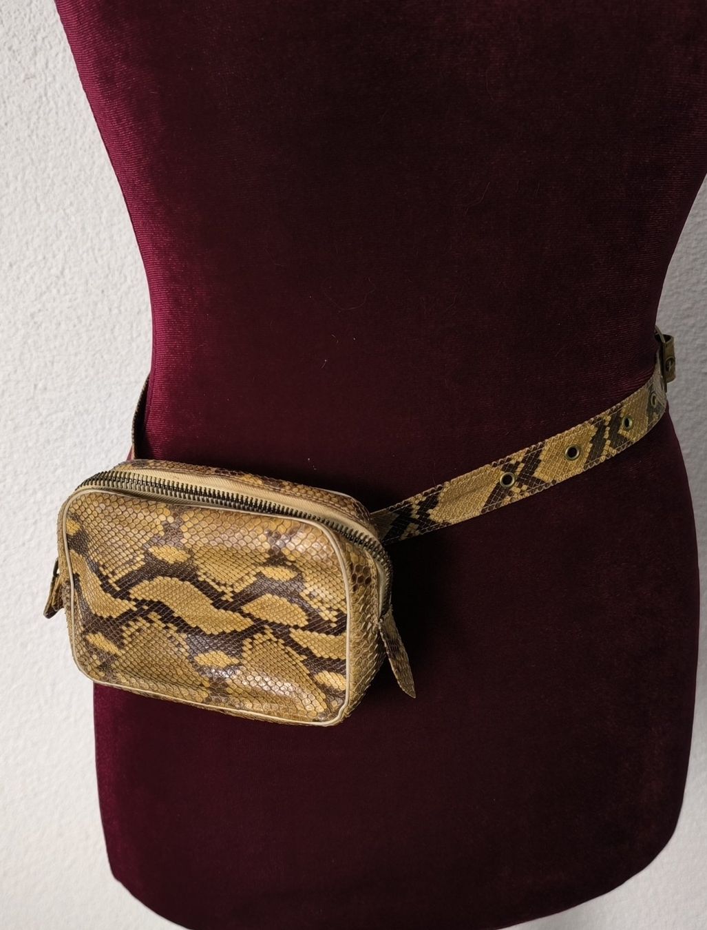 Sacs femmes: Gürteltasche mit Schlangenleder-Prägung – D'occasion à Rüti ZH par Restwert_Rueti_ZH