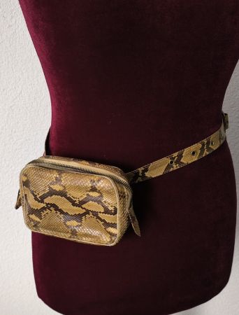 Gürteltasche mit Schlangenleder-Prägung