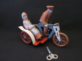 Blech-Töff mit Seitenwagen
