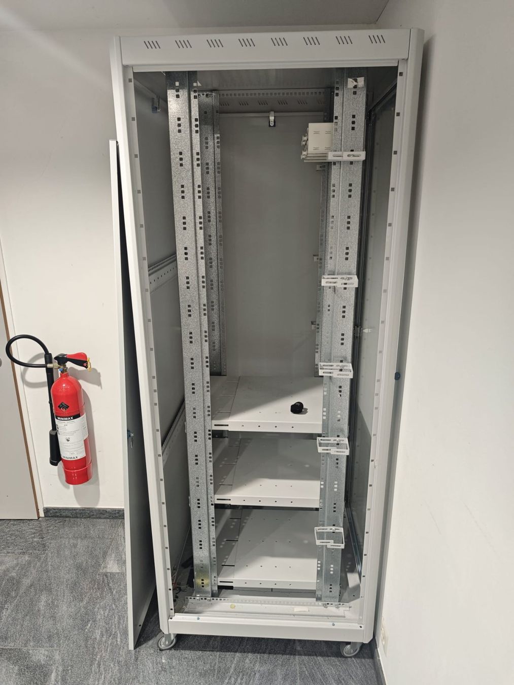 Armadi: Serverschrank – Usato da Cham venduto da AGTrust