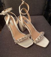 Talons chics blancs avec détails