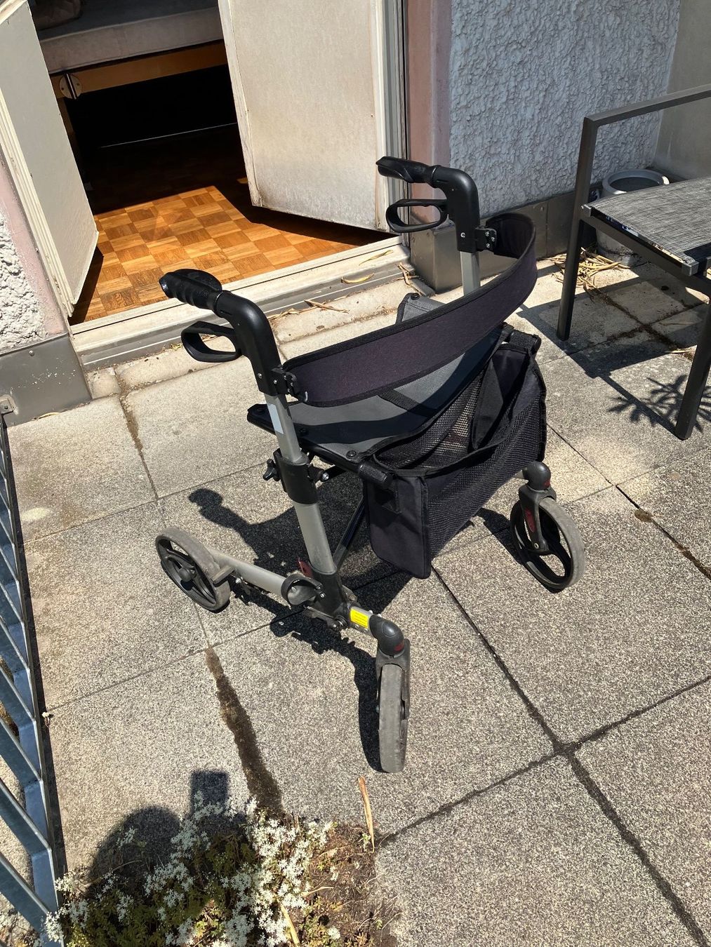 Aides à la marche: Rollator mit Einkaufstasche – D'occasion à Pfeffingen par Deggaff